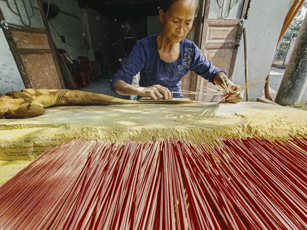 Khả năng bắt nét và xử lý khá tốt giữ lại từng hạt bột khô bắn trên không (Ảnh: Kênh 14)