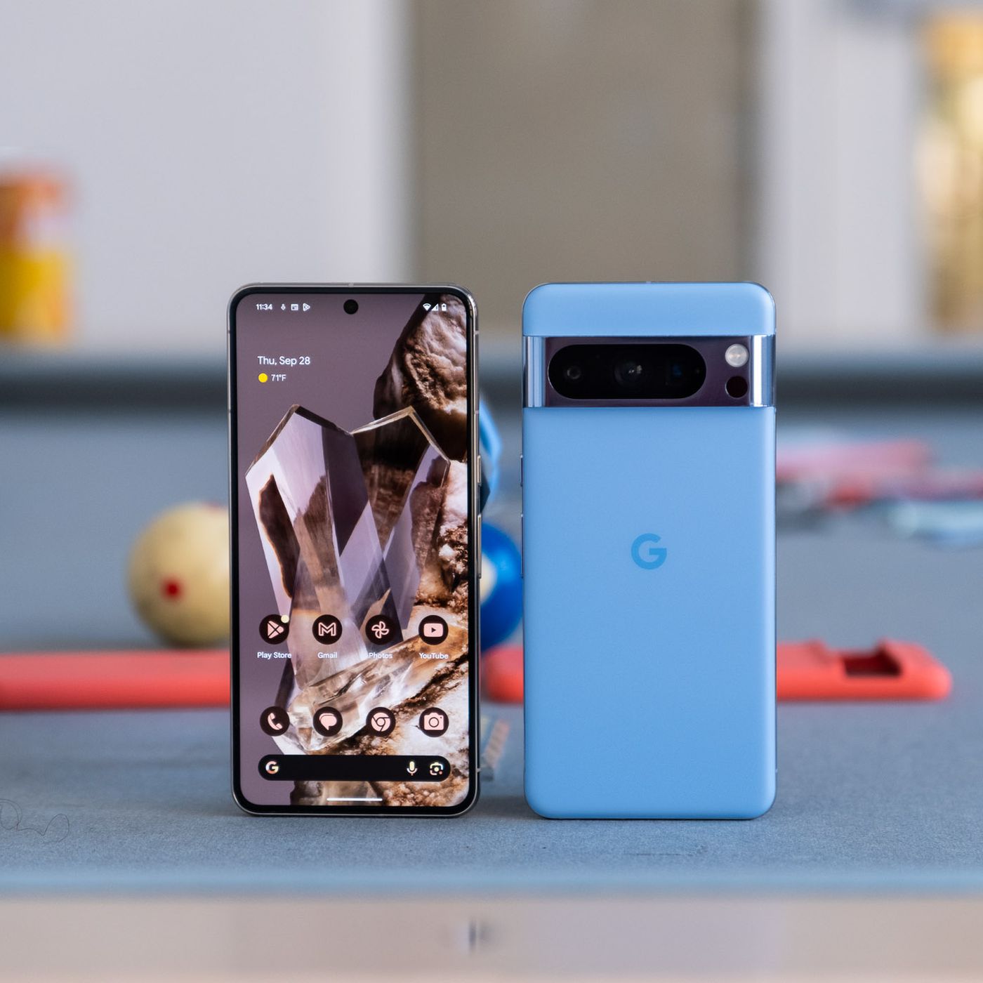 Pixel 8 Pro với cụm 3 camera