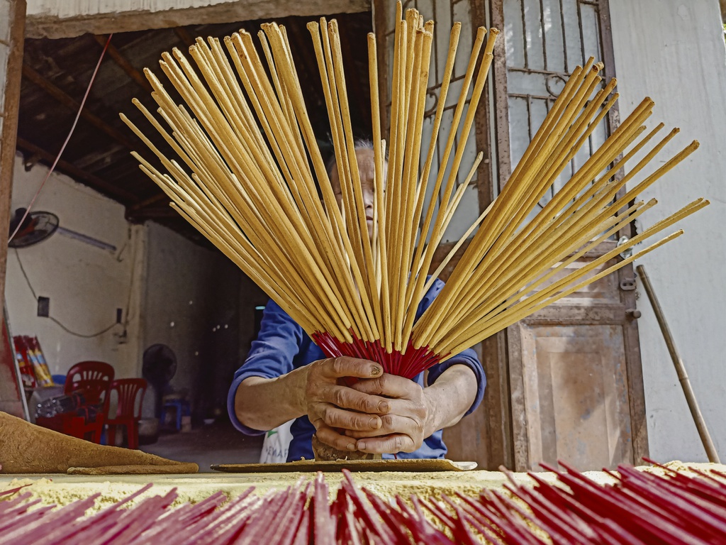 Màu sắc sinh động và rõ nét từ những nếp nhăn trên đôi bàn tay người thợ (Ảnh: Kênh 14)