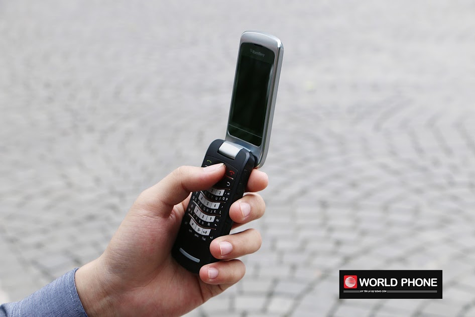 Blackberry Flip 8220 - Điện thoại gập đầu tiên