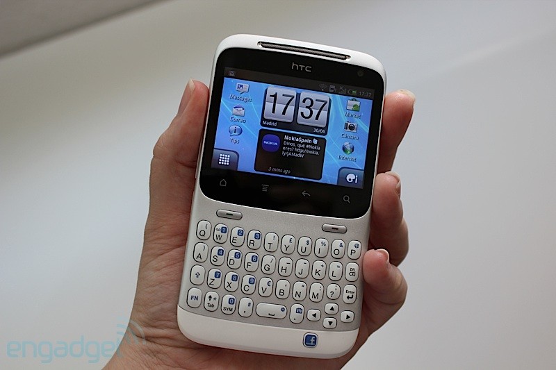 Thiết kế khá độc đáo cùng phím "facebook" của HTC Chacha khiến giới trẻ mê mệt