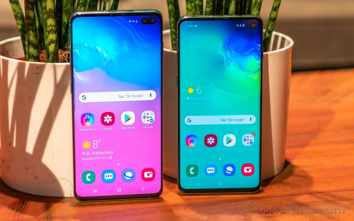 Màn hình Samsung Galaxy S10+ (trái) và màn hình Samsung Galaxy S10 (phải)