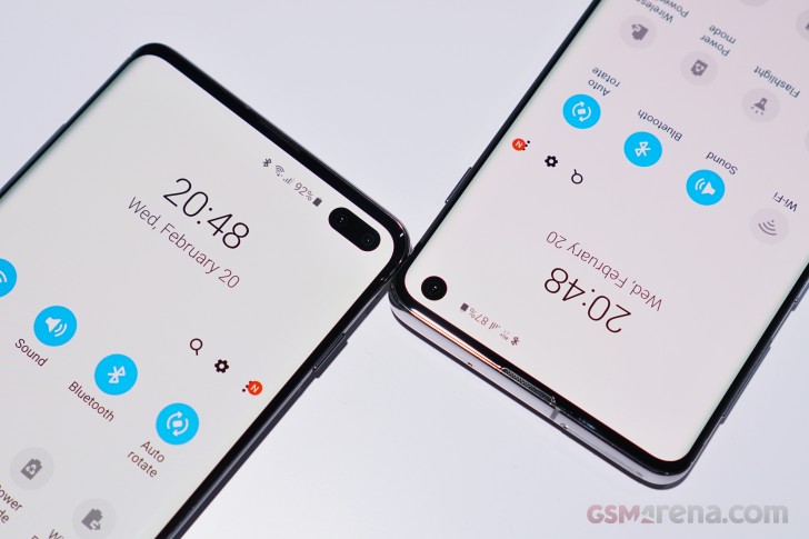 "Viên thuốc" của Samsung Galaxy S10+ (trái) cùng "nốt ruồi" của Samsung Galaxy S10 (phải)