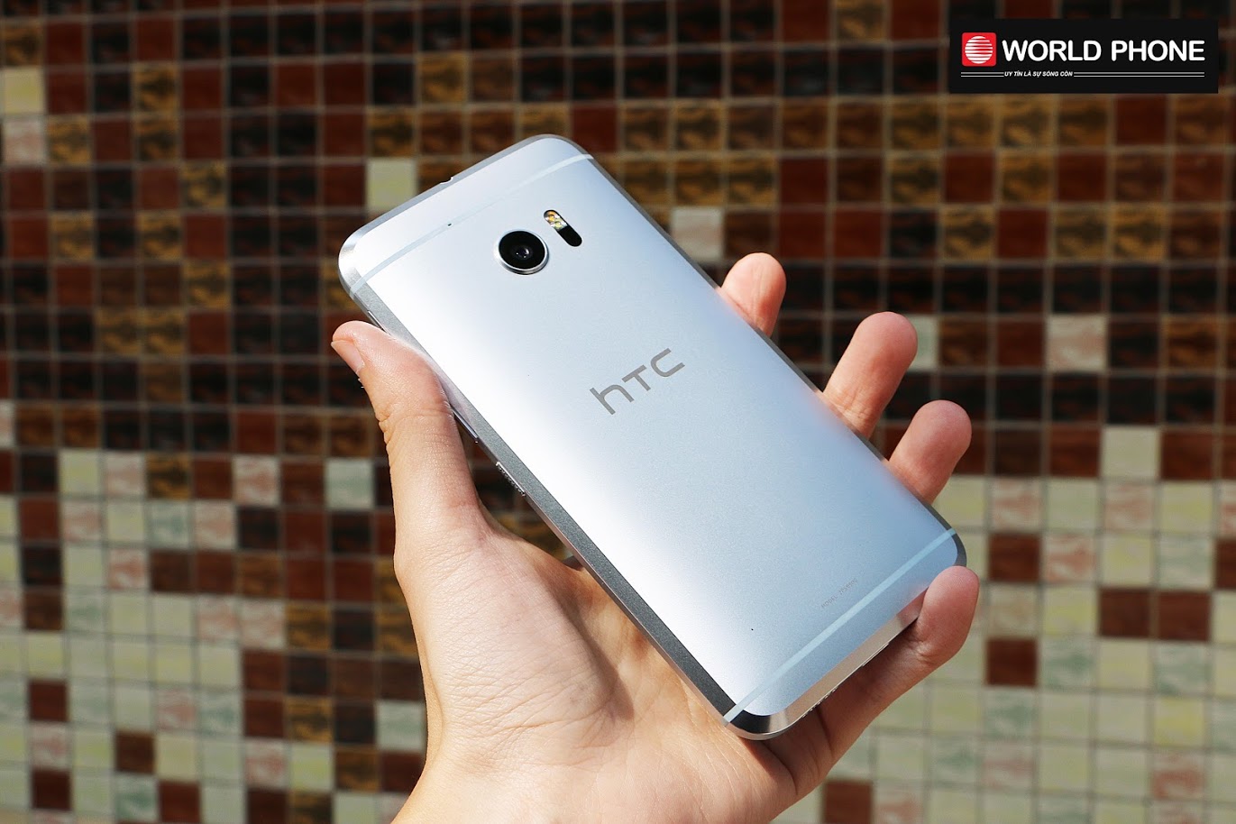 Thiết kế nhôm nguyên khối góc cạnh của HTC 10