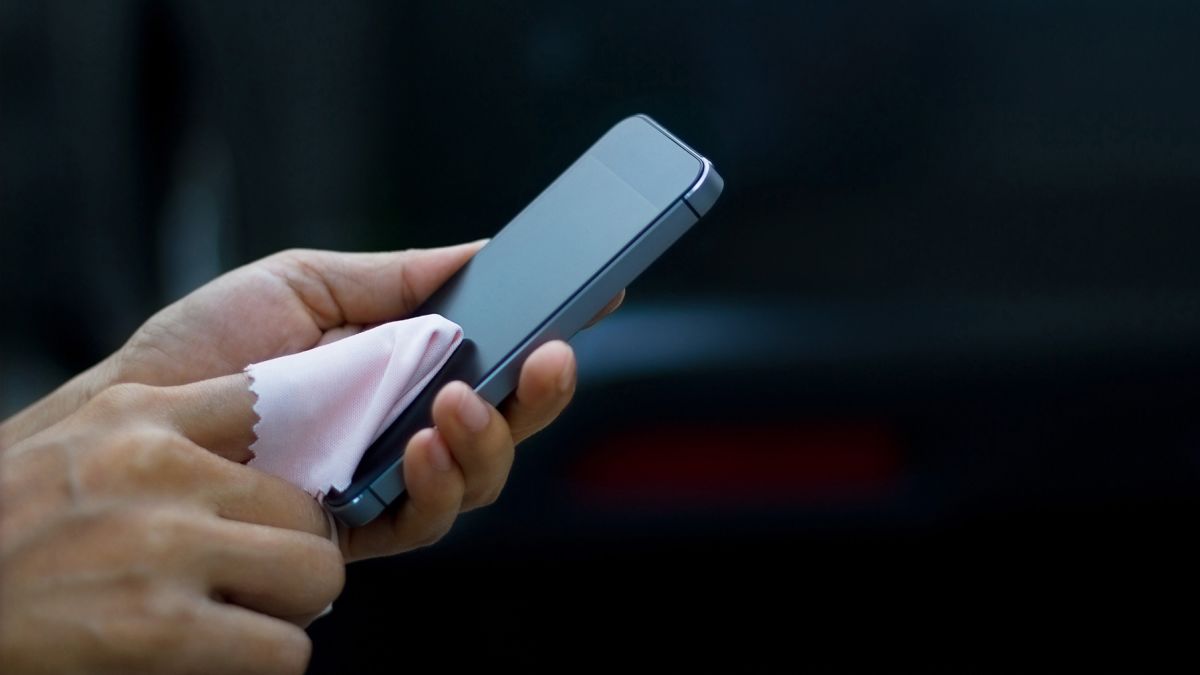 Dùng khăn mềm lau khô và tuyệt đối không dùng máy sấy