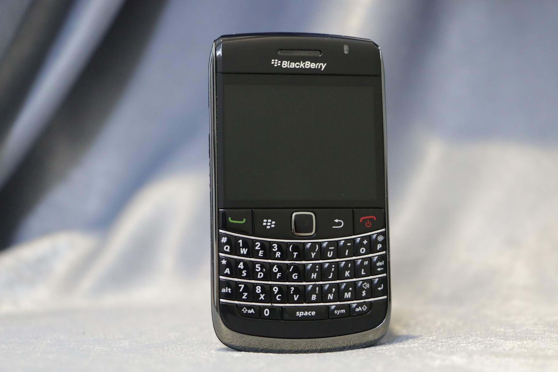 Blackberry Bold 9700 với thiết kế viền kim loại bắt mắt