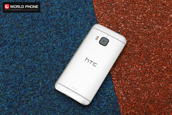 Cụm camera sau với thiết kế vuông vức khá độc đáo của HTC One M9