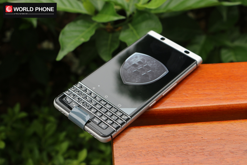 Blackberry KeyOne mặt trước được trang bị kính cường lực