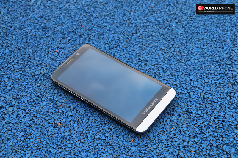 Blackberry Z30 thực sự cải tiến với màn hình lớn và không có bàn phím QWERTY