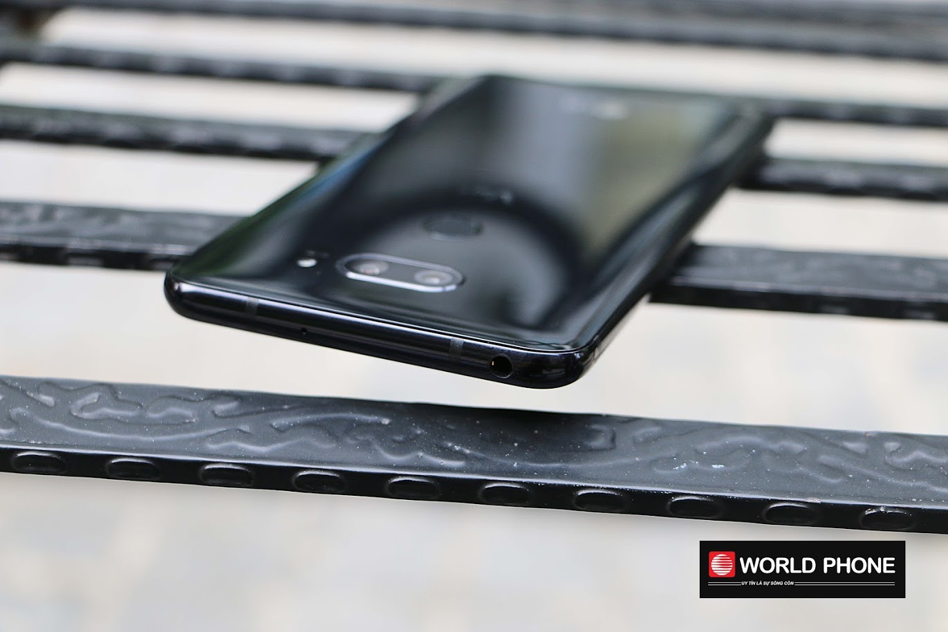 LG V30 vẫn giữ lại jack 3.5mm quen thuộc