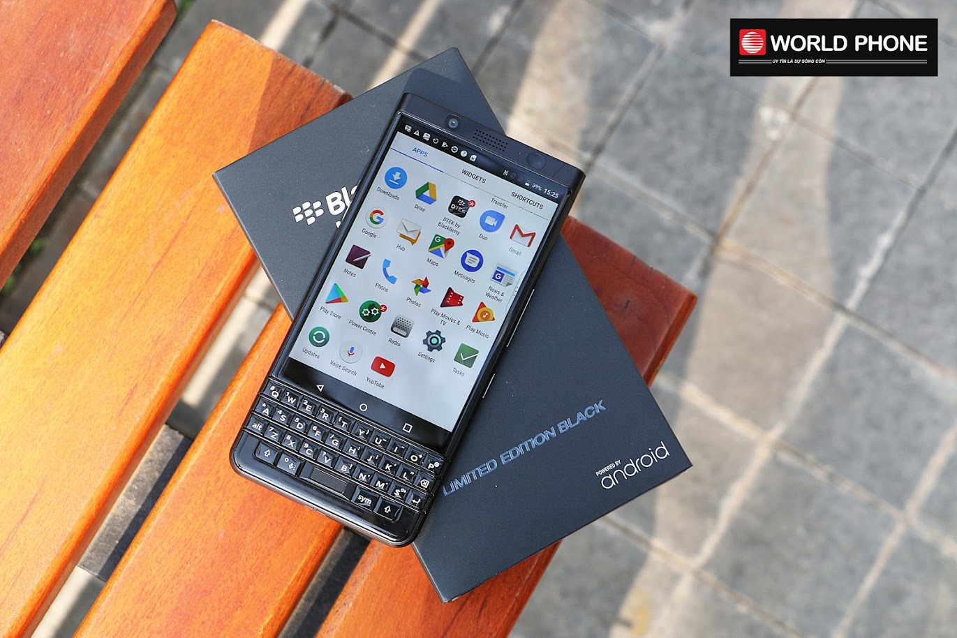 Nét cổ điển không thể nhầm lẫn của BlackBerry Key 2 với bàn phím vật lý