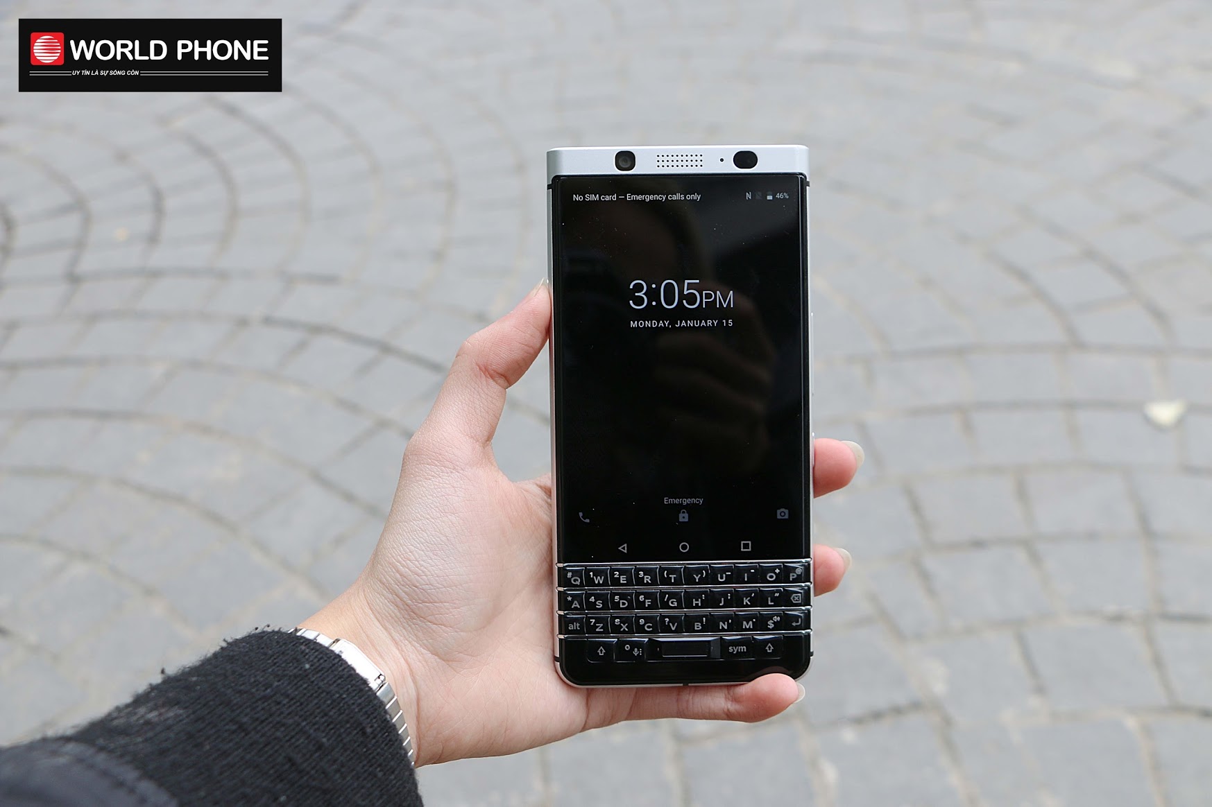 KEYone Sprint đem lại cảm giác cầm khá gọn và chắc chắn