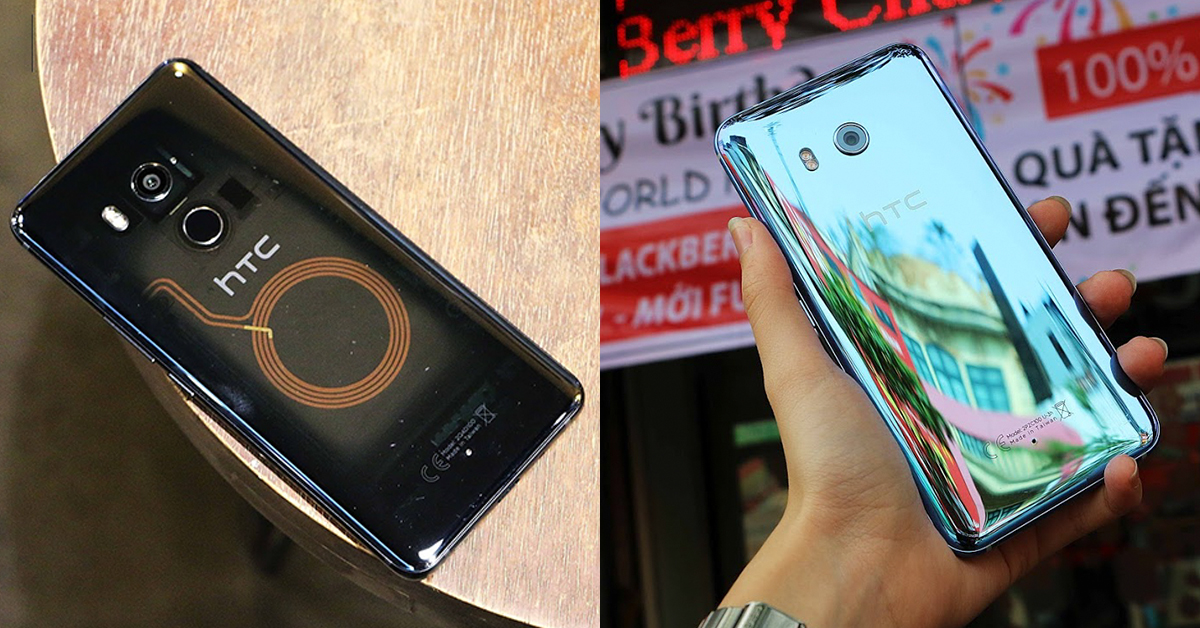 Mặt lưng trong suốt của HTC U11+ (trái) và mặt lưng kính của HTC U11 (phải)