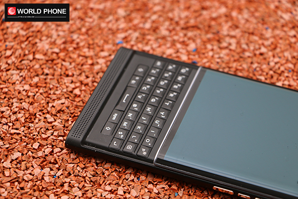 Bàn phím cảm ứng QWERTY trứ danh của Blackberry
