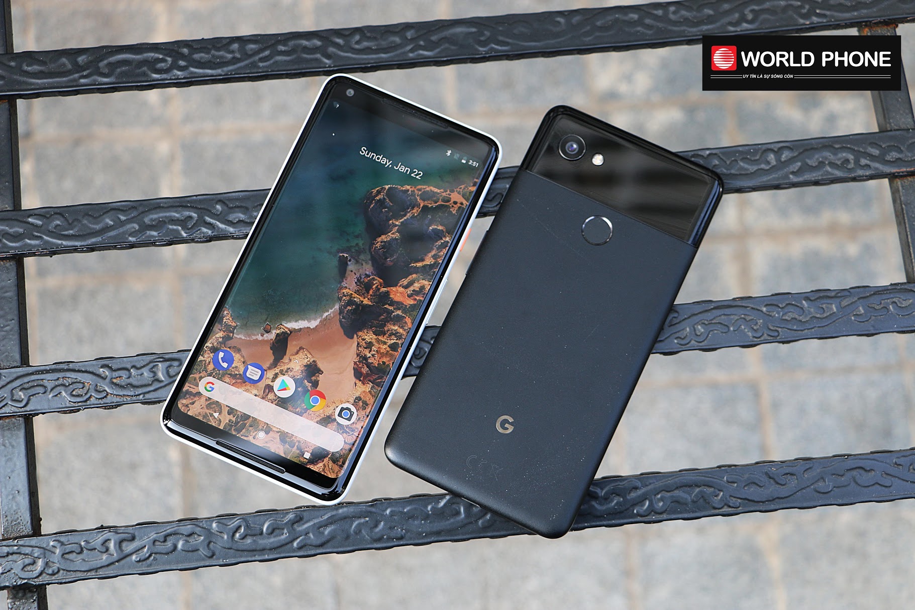 Màn hình tràn cùng phần "cằm" mỏng hơn rất nhiều