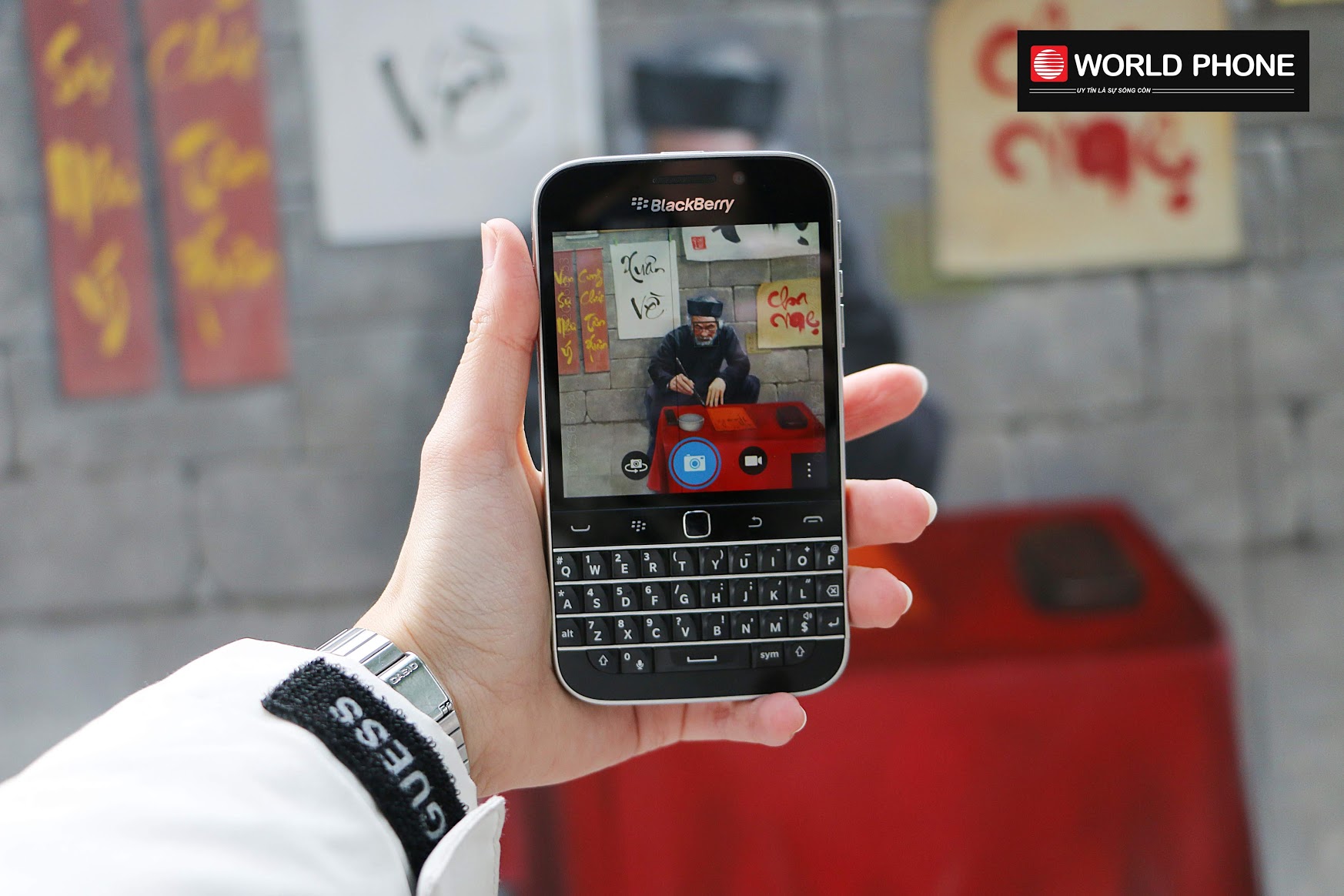 Màn hình cảm ứng cùng bàn phím QWERTY cổ điển