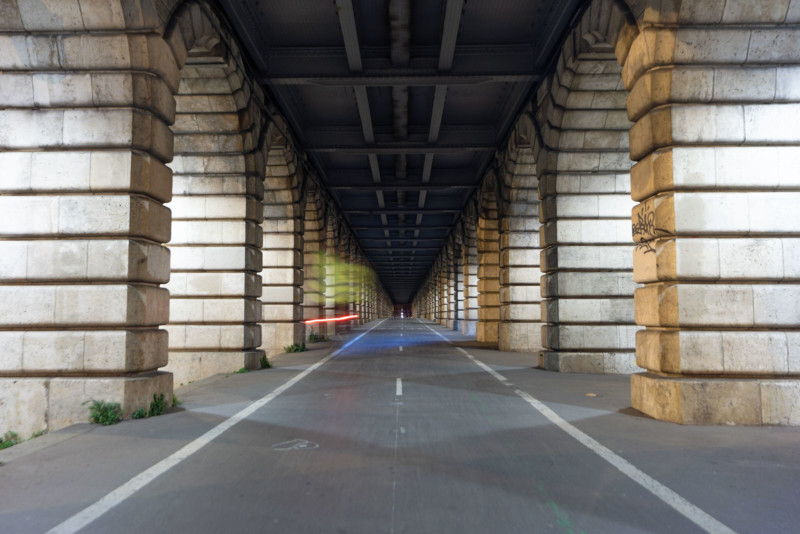 Sony A7R III (trái) và Google Pixel 3 (phải)