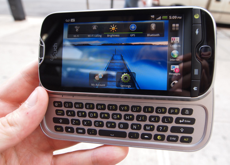 Điện thoại tích hợp bàn phím QWERTY dạng trượt chạy Android 2.3 Gingerbread