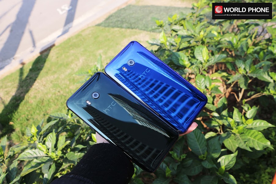 Mặt lưng kính bóng loàng cùng 4 góc máy bo cong mềm mại