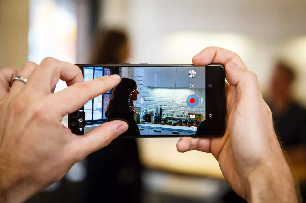 Sonic Zoom giúp tập trung vào âm thanh nổi bật trên video và zoom vào chủ thể phát âm thanh đó một cách mượt mà