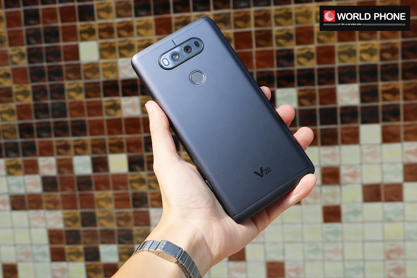 Thiết kế độc đáo với nắp lưng kim loại có thể tháo rời của LG V20