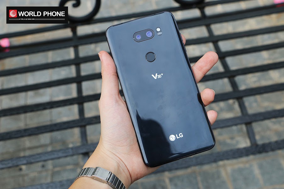 Mặt lưng kính cùng cụm camera kép của LG V30