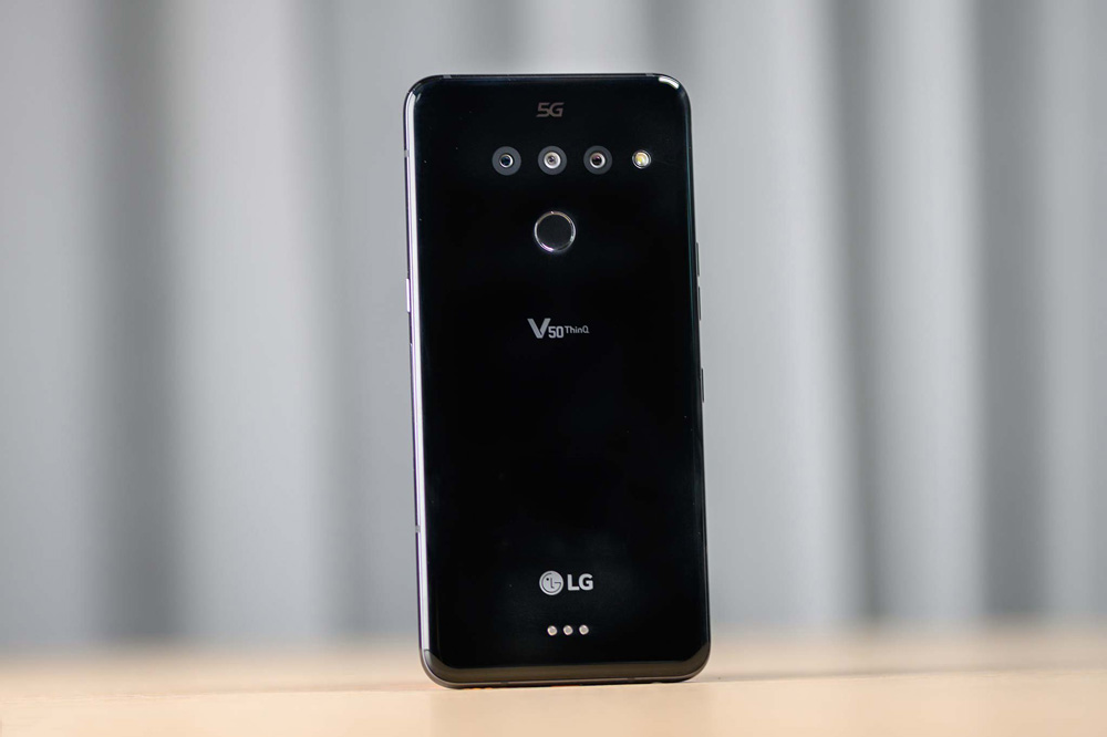 Thiết kế V50 không có quá nhiều khác biệt so với LG V40 trước đó