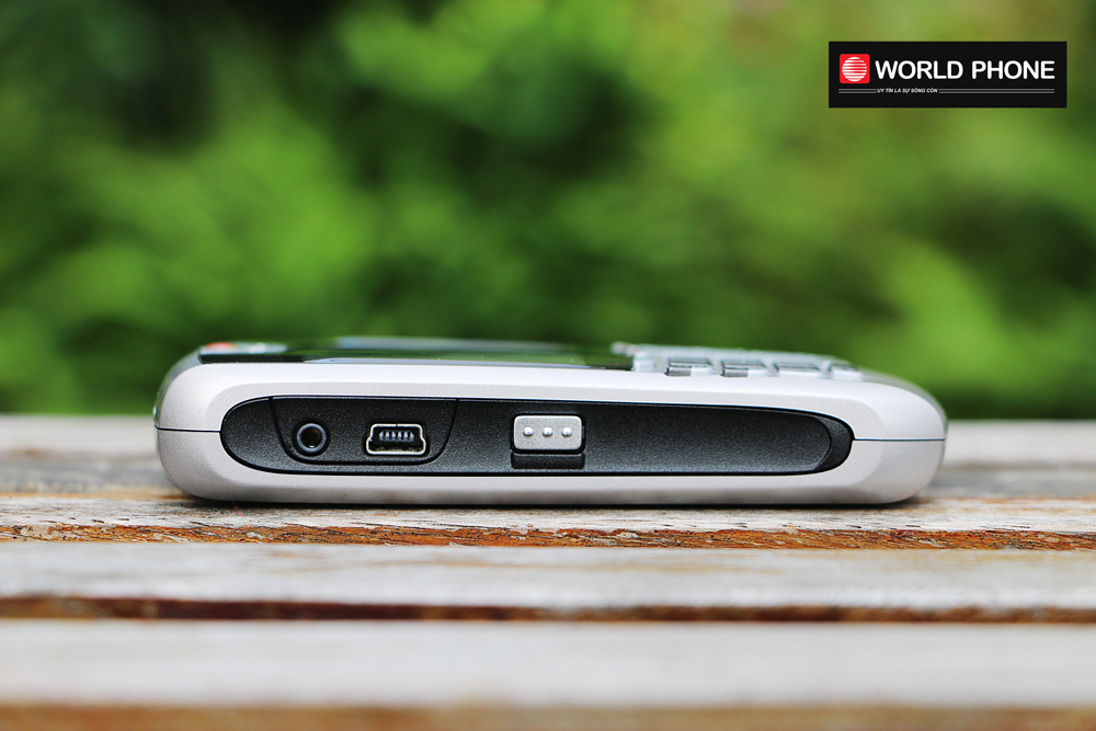 Cạnh trái 8707V cùng jack tai nghe, cổng sạc, và phím tắt
