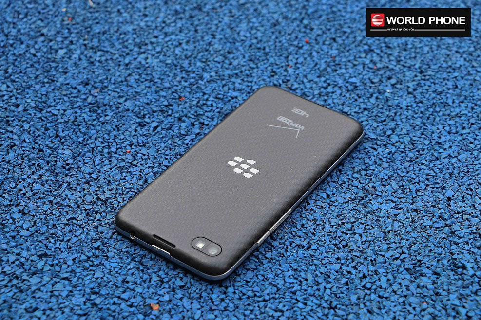 Mặt lưng Z30 với chất liệu sợi thuỷ tinh không bám vân