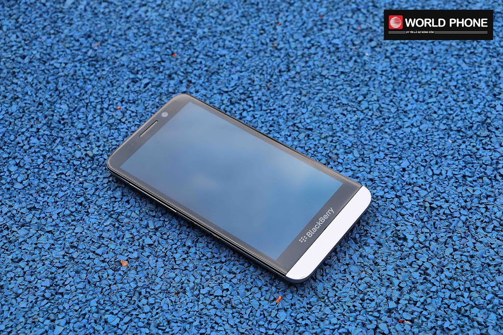 Z30 sở hữu màn hình Super AMOLED với kích thước 5 inches