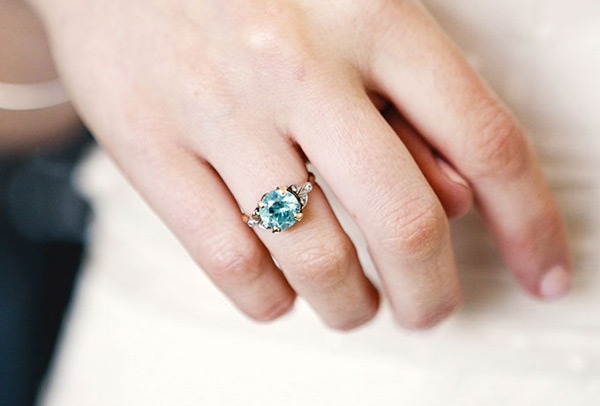 nhân đeo mang may mắn