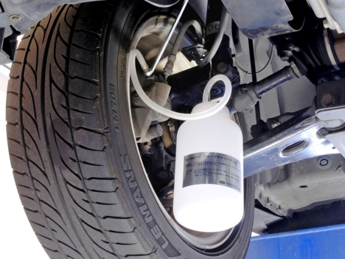 Thay dầu phanh ô tô, thay dầu xả air trong đường ống phanh, KTC ATBX04