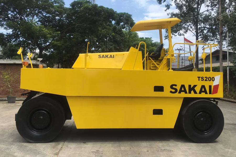 Hình ảnh xe lu bánh lốp Sakai TS200