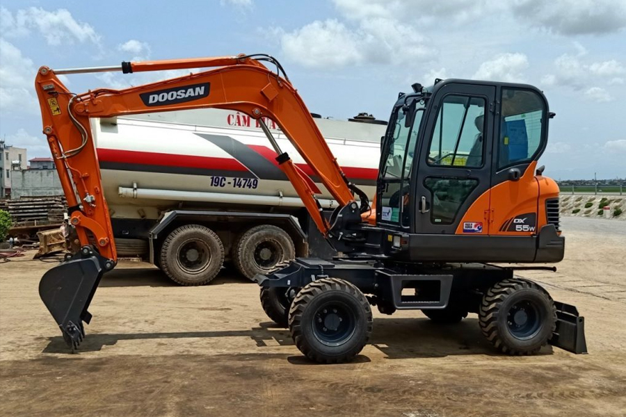 Máy đào bánh lốp Doosan
