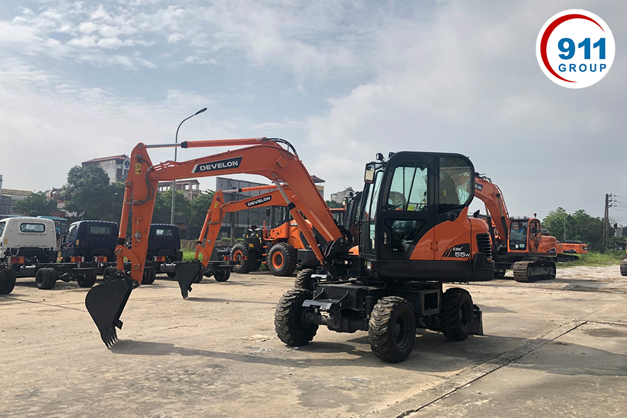 Xe đào bánh lốp Doosan DX55W