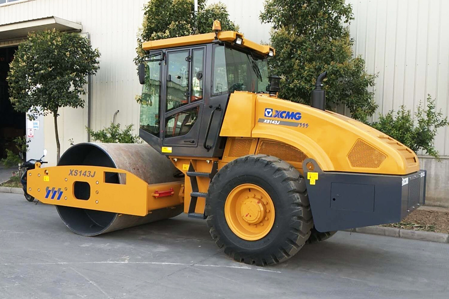 Xe lu rung XCMG XS143