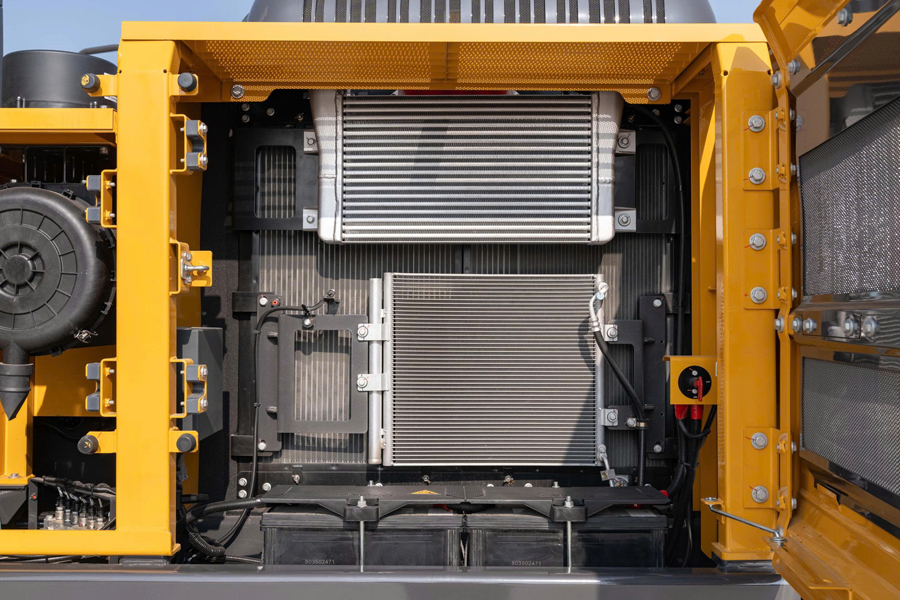 Khoang động cơ máy đào bánh xích