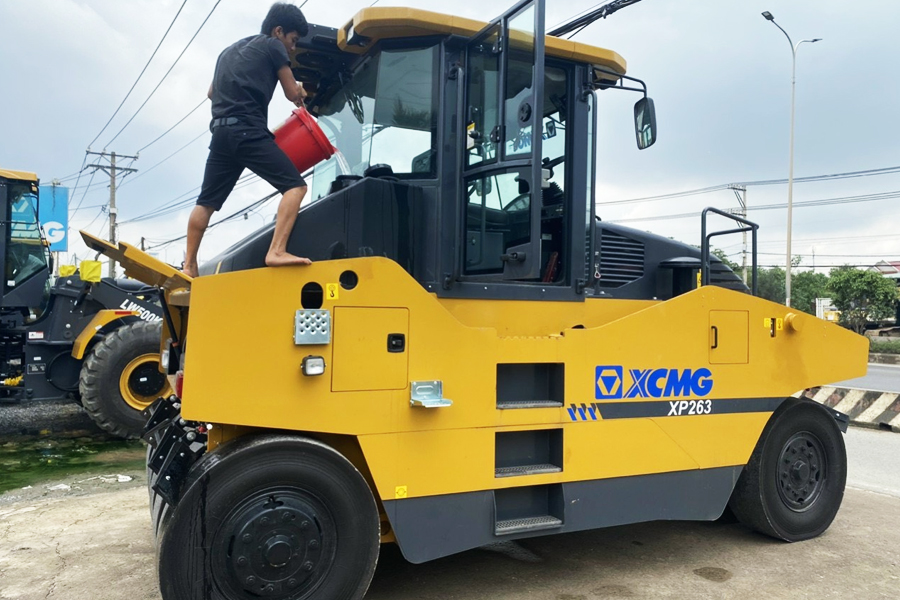 xe lu bánh lốp 16 tấn XP263