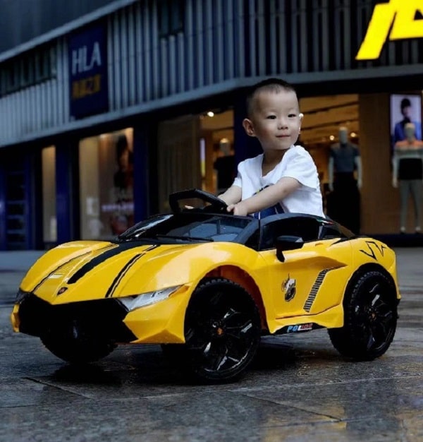 Xe điện giúp bé thỏa thích vui chơi