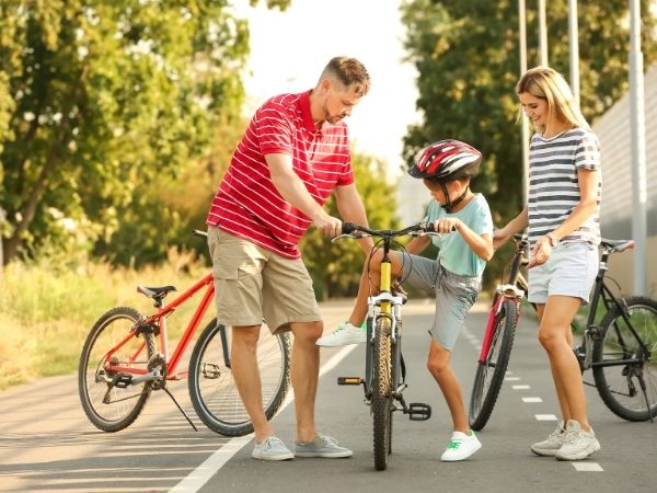 Tập lên và xuống xe cho bé