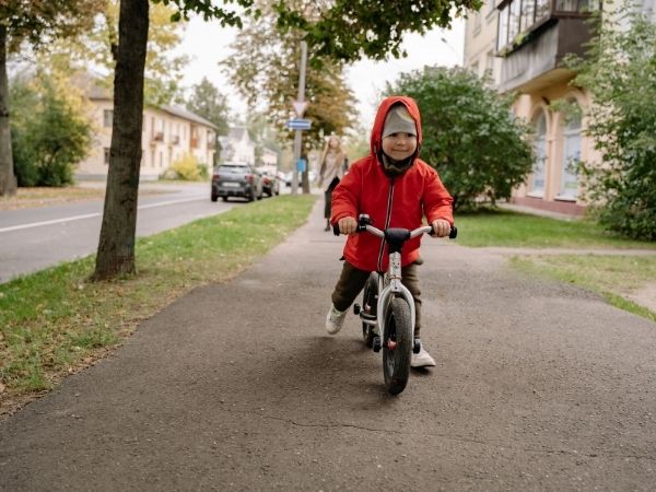 Tập cho bé giữ thăng bằng trên xe