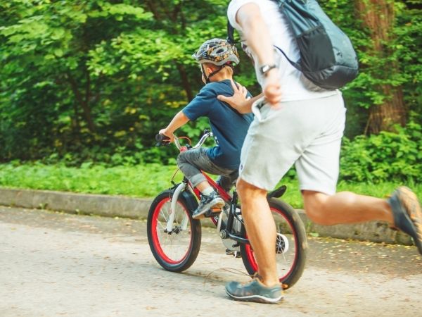 Tập để bé đi xe với bàn đạp