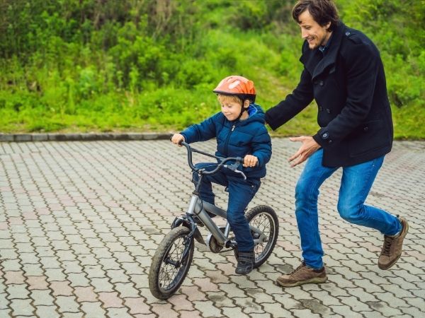 Chỉ bé cách sử dụng phanh xe