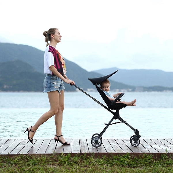 Xe đẩy gấp gọn tiện lợi cho bé và bé
