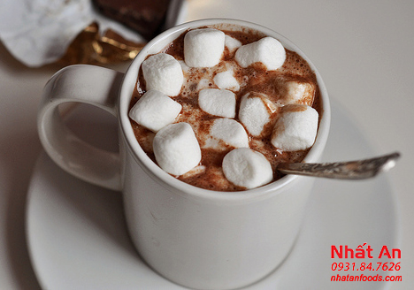 Marshmallow deeping with hot chocolate 