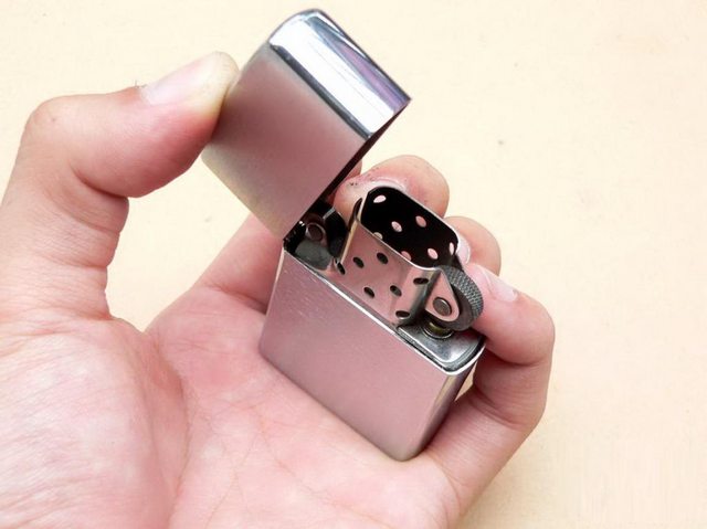 mở nắp zippo