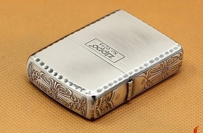 zippo áo giáp hoa văn