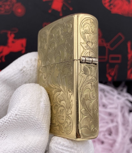 Zippo cá chép hoa văn giới hạn