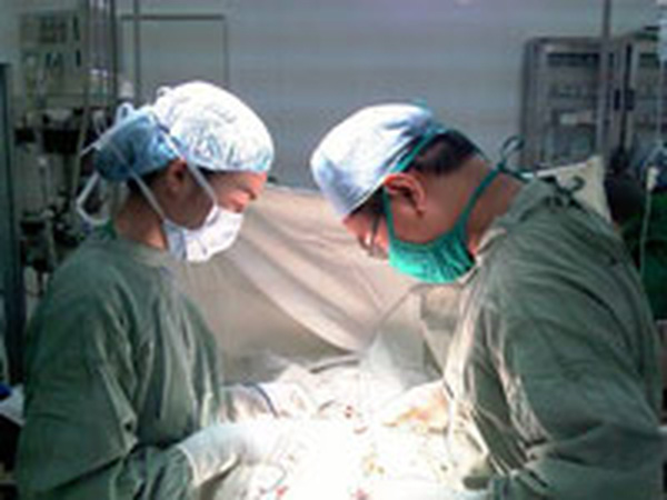 Chàng trai bị vỡ tinh hoàn do đùa giỡn trong lúc làm việc