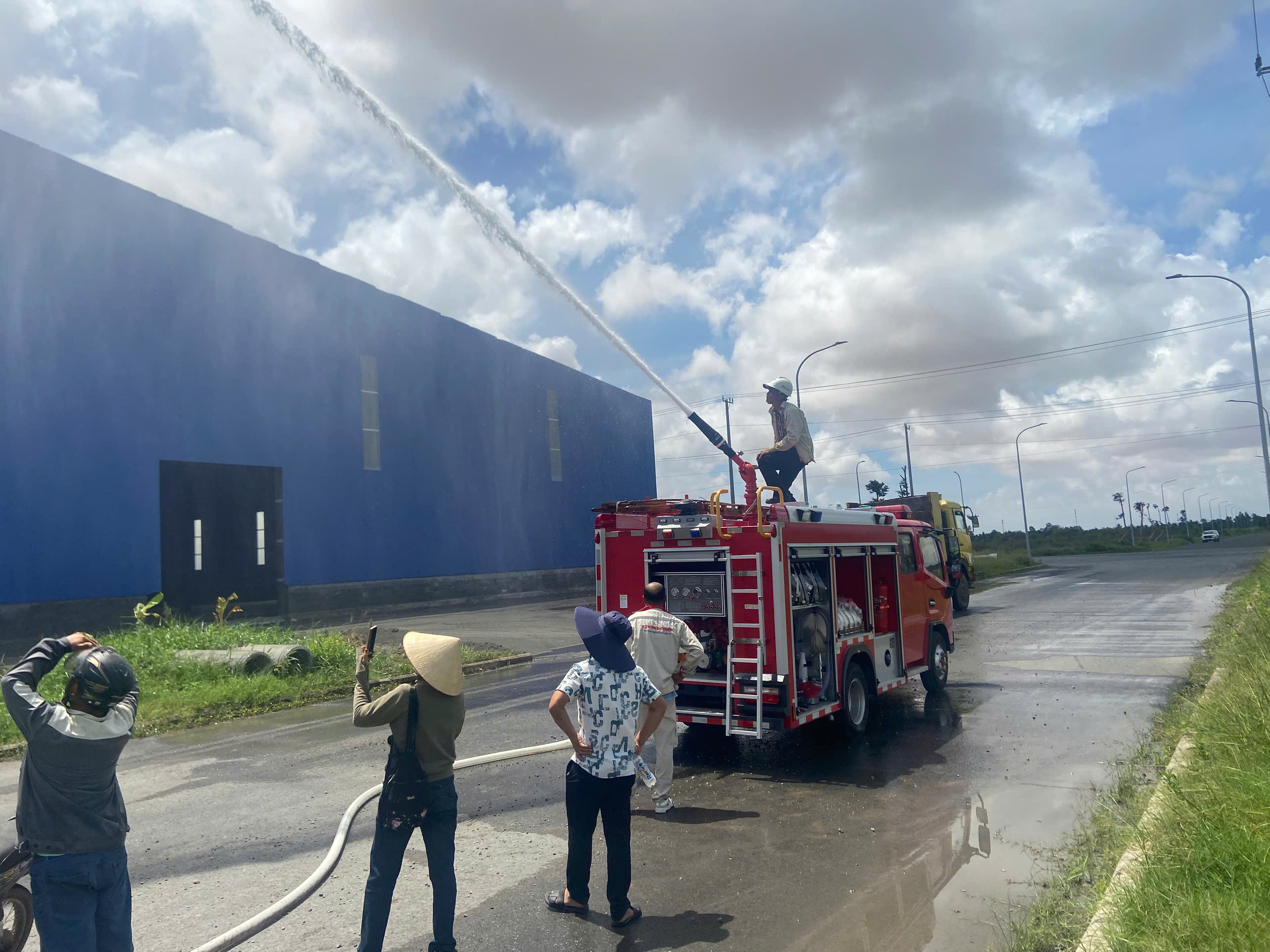 xe chữa cháy 6 khối Dongfeng đang dập lửa với vòi bơm siêu xa